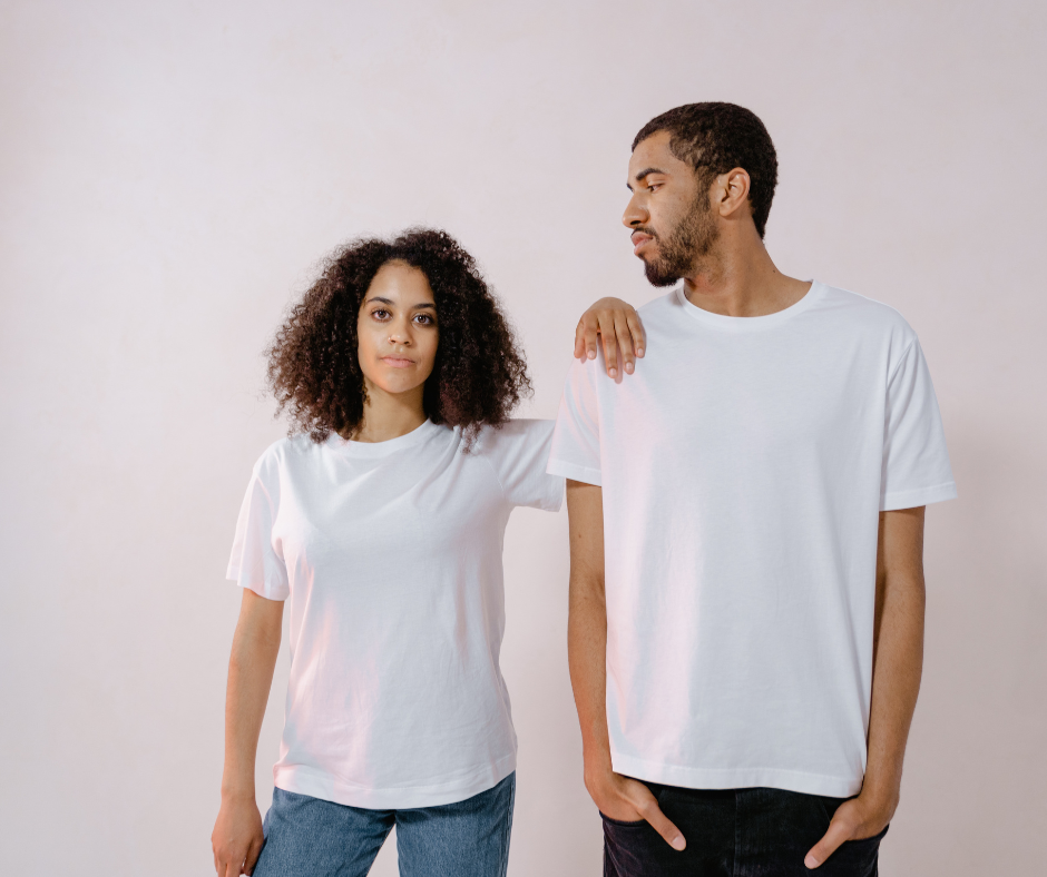 Magliette bianche indossate da due ragazzi