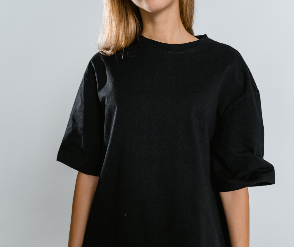 Donna con maglietta nera personalizzabile